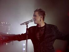 "Спели в поддержку всех, кто вынужден был бежать от "русских асвабадителей". Melovin исполнил на вокзале во Львове гимн Украины. Видео