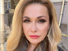 "Знакомые, у которых умерли родственники, держали их на балконах". Сумская рассказала о похоронах матери во время обстрелов Киева