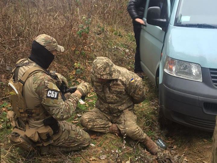 Во Львовской области СБУ задержала военных, продававших похищенные в части боеприпасы