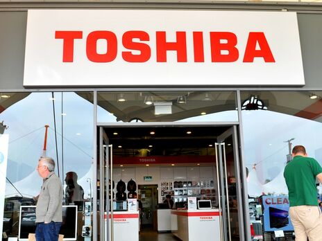 Toshiba зупинила приймання замовлень із Росії, Shell виводить співробітників із країни, Danone припиняє постачання води Evian