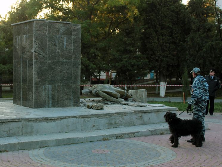 В оккупированном Крыму задержали подозреваемых в разрушении памятника Ленину