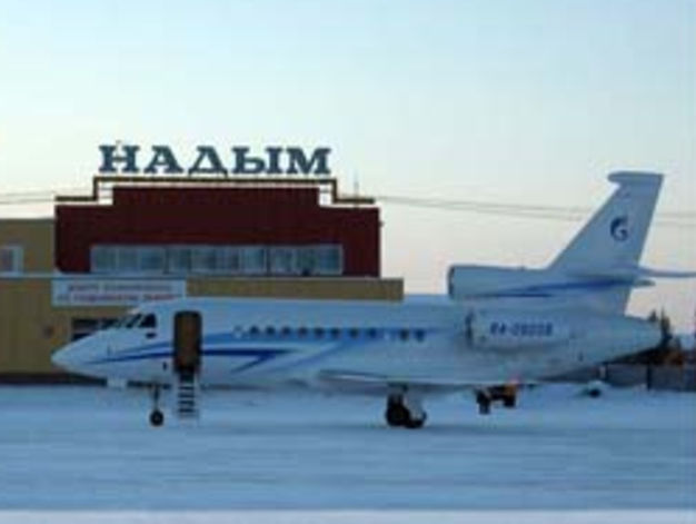 "У нас же Север!" Пассажиры аэропорта города Надыма в РФ пожаловались, что ждут багаж и ходят в туалет на улице