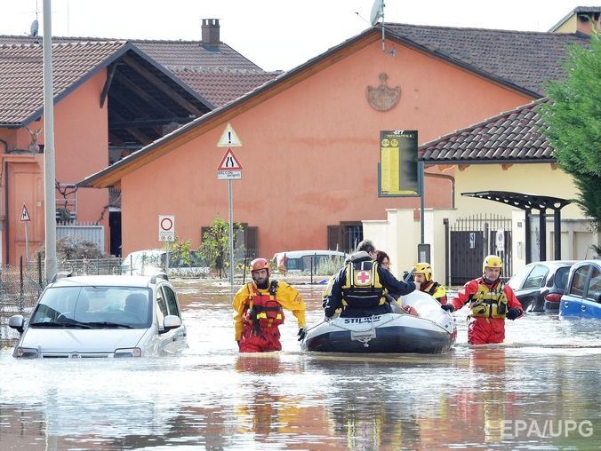 На северо-западе Италии жители страдают от масштабного наводнения. Видео