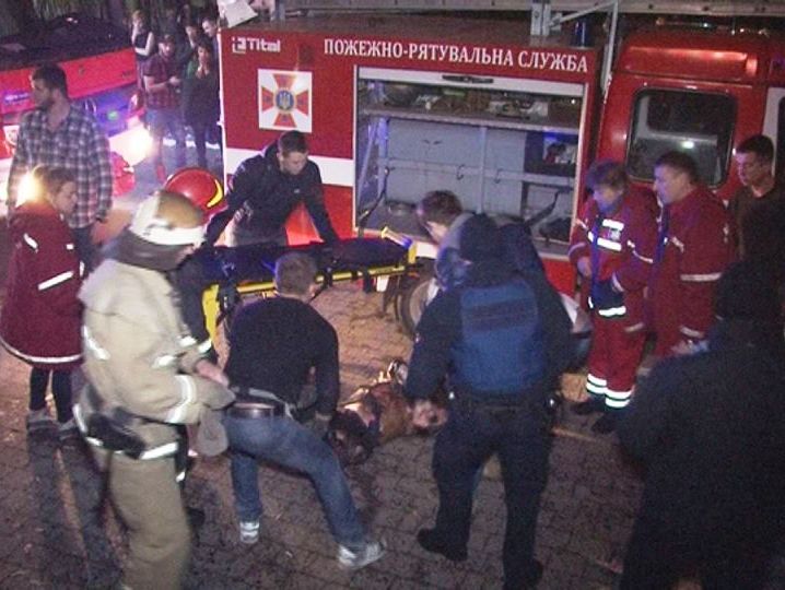 Посетители ночного клуба во Львове делали селфи на фоне горящего здания. Видео
