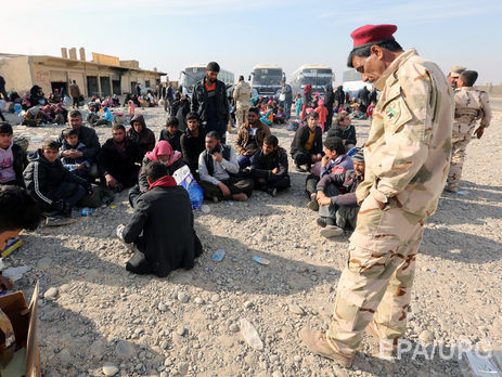 Reuters: Иракские солдаты заставляют беженцев из Мосула раздеваться, чтобы убедиться в отсутствии пояса смертника