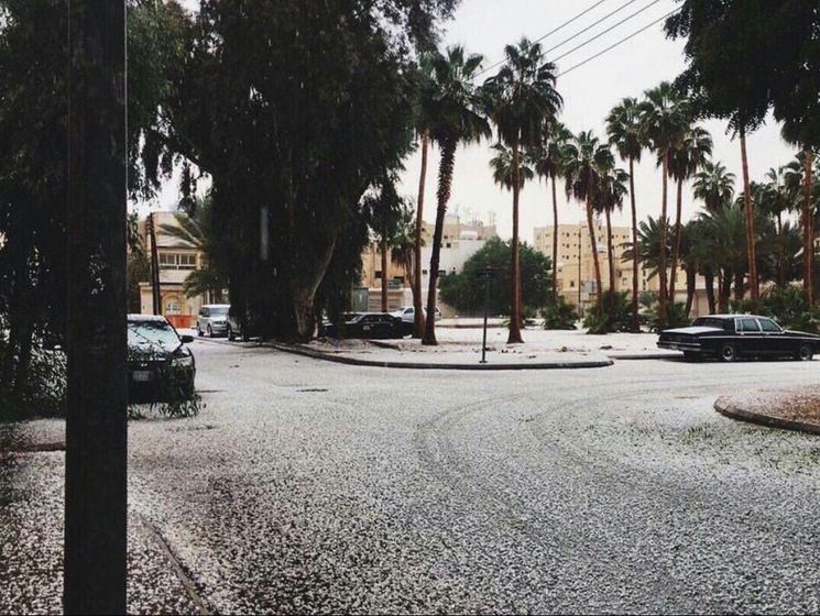 Саудовскую Аравию в сезон дождей накрыло снегом. Видео