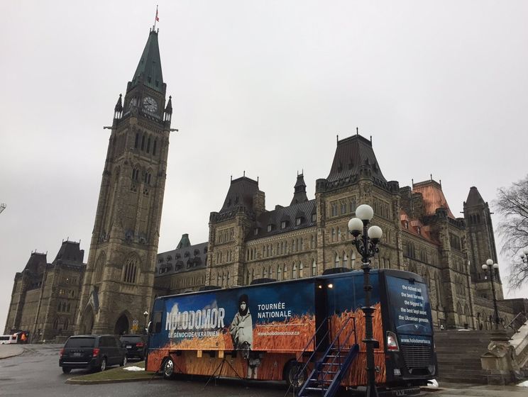 В Оттаве возле канадского парламента представлена выставка о Голодоморе