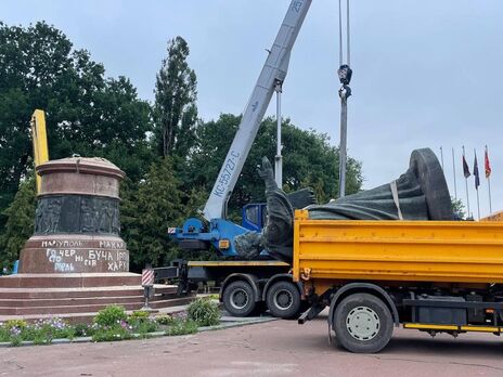 У Переяславі демонтували пам'ятник на честь возз'єднання України з Росією