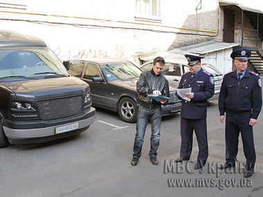 "Правый сектор" передал ГАИ автомобиль Януковича и потребовал продать его на аукционе