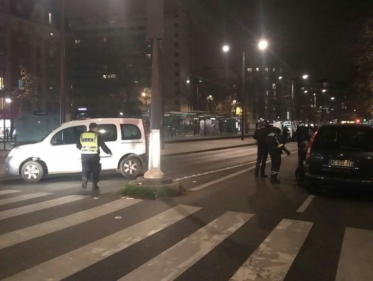 В Париже вооруженный человек взял заложников в офисе турагентства