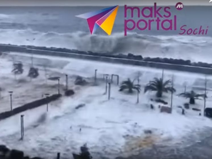 Огромные волны затопили первые этажи гостиниц в Сочи. Видео