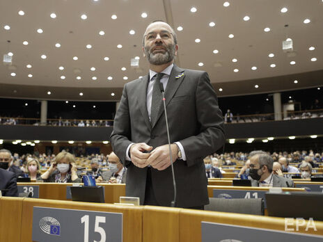 Голова найбільшої фракції Європарламенту заявив, що йому складно уявити, що в ЄС одночасно є біженці з України і росіяни, які насолоджуються життям