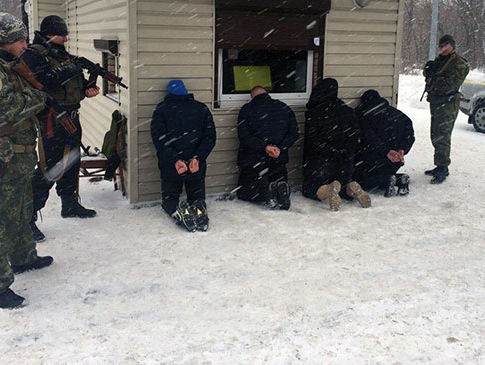 Полиция: В Харькове четверо мужчин, угрожая оружием, отобрали у гражданина более 1 млн грн