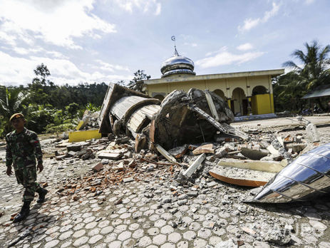 Число жертв землетрясения в Индонезии выросло до 54. Фоторепортаж