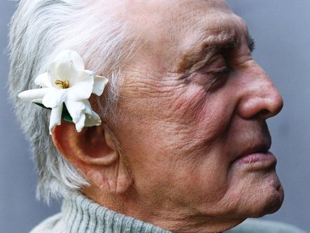 Зета-Джонс поделилась ретроспективным снимком свекра Кирка Дугласа по случаю его 100-летия