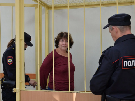 Россиянку посадили под домашний арест из-за записки на могиле родителей Путина: 