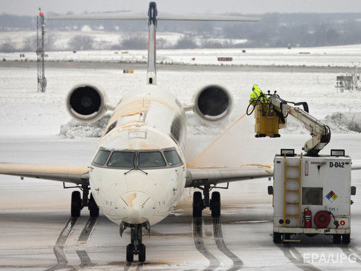 В США из-за снежного шторма отменены сотни авиарейсов