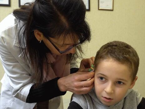 У Фонді Ріната Ахметова розповіли історію семирічного Роми з Миколаєва, якому надали слухові апарати завдяки проєкту 