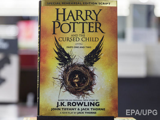 Пьеса "Проклятое дитя" о мире Гарри Поттера стала книгой года по версии Google