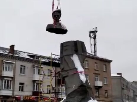 В Хмельницкой области сносят памятник российскому писателю Островскому. СМИ пишут, что за это уже угрожают