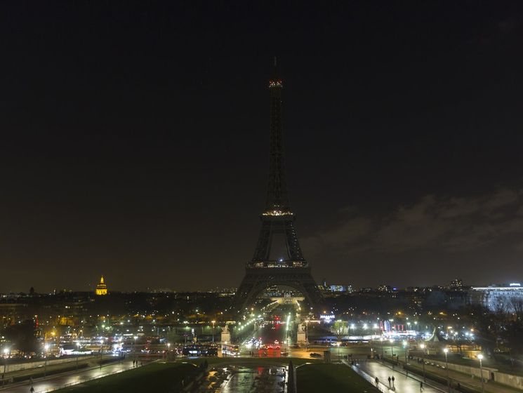 В Париже погасили Эйфелеву башню в знак поддержки жителей Алеппо