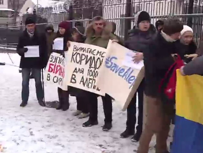 "Путин, что тебе снится?". Под посольством России в Киеве требуют остановить российские войска в Алеппо