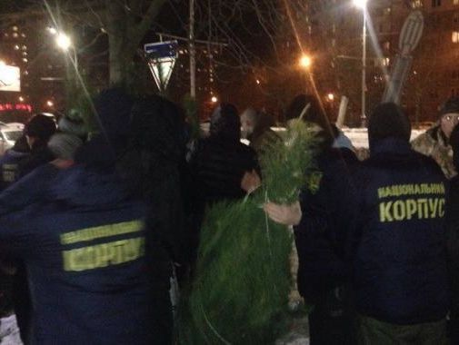 В Харькове активисты "Азова" раздали прохожим отобранные у торговцев елки