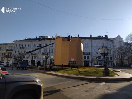 В Одесі розпочали демонтаж пам'ятника Катерині ІІ. Фото, відео