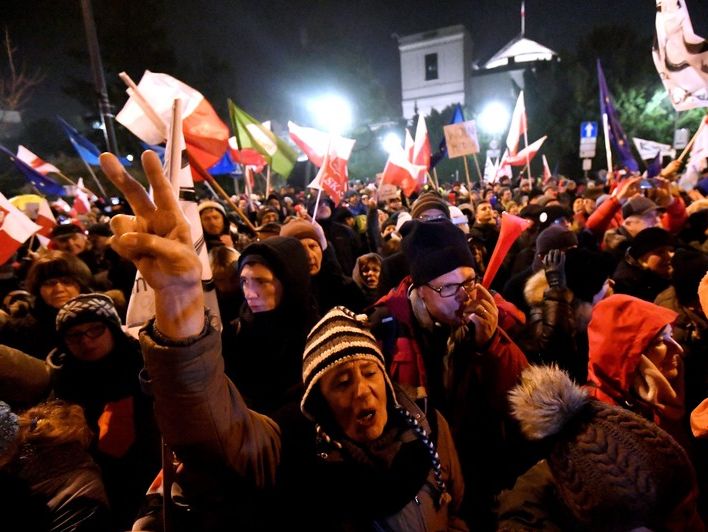 В Варшаве тысячи людей протестовали под зданием Сейма. Фоторепортаж