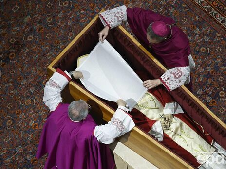 У Ватикані поховали колишнього папу римського Бенедикта. Фоторепортаж