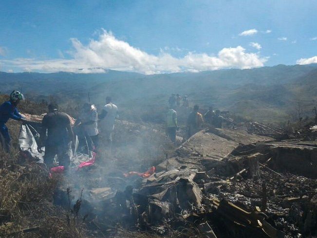 В Индонезии в результате крушения военного самолета погибли 13 человек