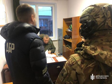 Військкому й голові медкомісії у Львівській області загрожує до 10 років за продаж 