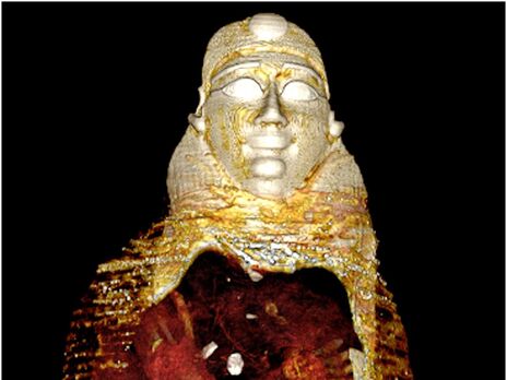 Ученые с помощью компьютерной томографии обнаружили внутри мумии сердце, язык и амулеты из золота