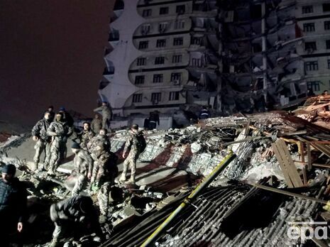 Два потужні землетруси забрали життя понад 2 тис. людей у Туреччині й Сирії. Фоторепортаж