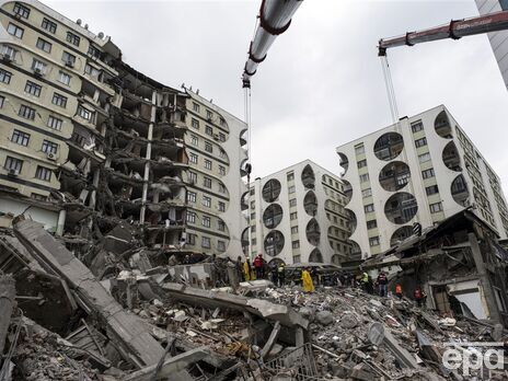 Число жертв землетрясения в Турции возросло почти до 3 тыс. человек