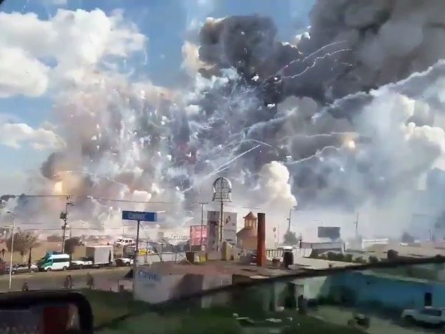 На самом большом рынке фейерверков в Мексике произошел масштабный взрыв. Видео