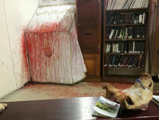 В Умани неизвестные залили синагогу красной краской и положили голову свиньи
