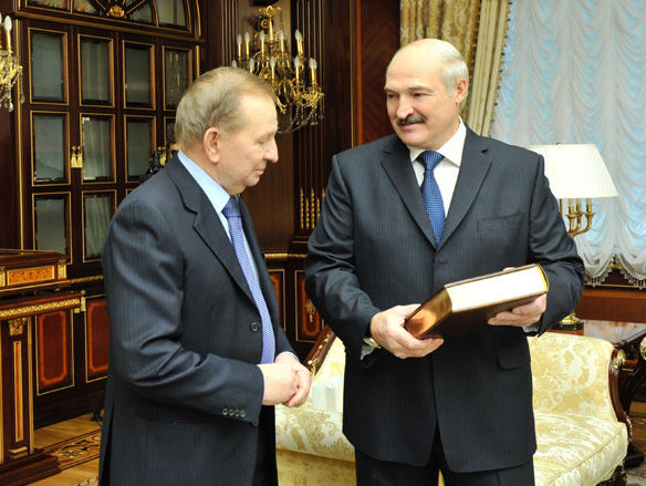 В Минске Лукашенко подарил Кучме плюшевого петуха, а в ответ получил книгу Макиавелли