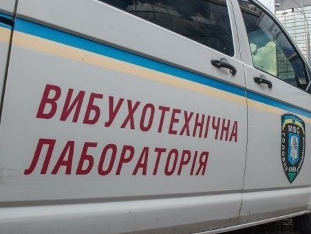 В Киеве из-за сообщения о минировании из двух супермаркетов эвакуировали около 800 человек