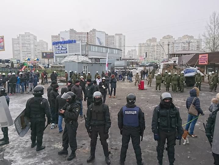 Полиция: В результате столкновений на рынке "Харьковский" в Киеве пострадали шесть человек