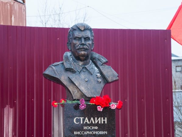 В Архангельске рядом с СИЗО открыли трехметровый памятник Сталину