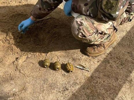 В Николаевской области дети нашли в песочнице три гранаты с запалами. Они вовремя позвонили в полицию