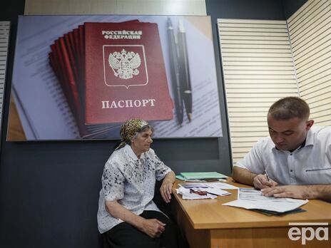 Омбудсмен посоветовал украинцам в оккупации брать российские паспорта 
