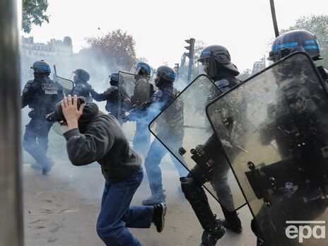 Во Франции первомайская демонстрация переросла в беспорядки из-за пенсионной реформы, люди жгли машины и били стекла. Фоторепортаж
