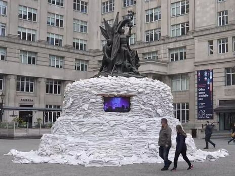 Из солидарности с Украиной в Ливерпуле памятник Нельсону обложили мешками с песком. Видео