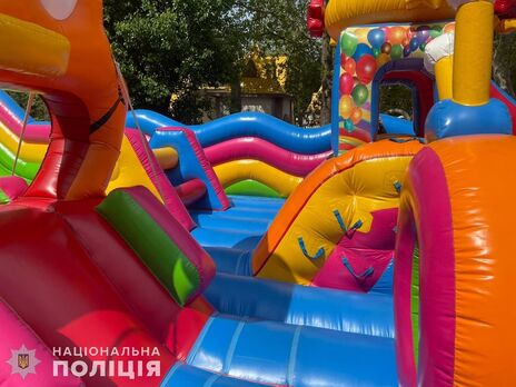 У Миколаєві трирічна дівчинка загинула, граючись на надувному батуті, власника батута затримали – поліція