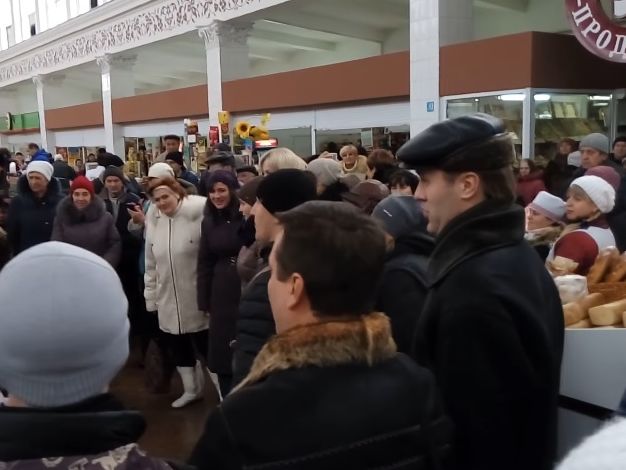 В Харькове провели песенный флешмоб, спев на рынке рождественские песни. Видео