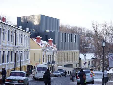 Киевсовет принял на рассмотрение петицию о сносе нового фасада Театра на Подоле