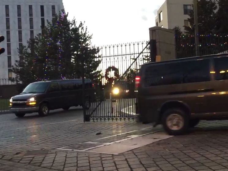 С территории российского посольства в США выезжают грузовики без номеров. Видео
