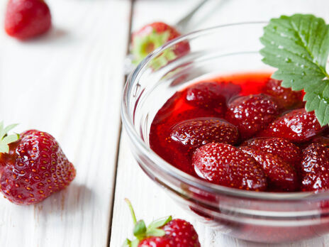 Сколько сахара нужно добавить на 1 кг клубники, чтобы получилось ароматное варенье из целых ягод. Пошаговый рецепт от эксперта